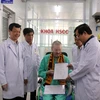 Paciente británico con COVID-19 recibe alta médica después de tres meses tratado en Vietnam 