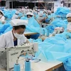 Empresa japonesa invierte en producción de trajes protectores en Vietnam