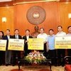 Empresas vietnamitas aportan asistencia financiera a la lucha contra el COVID -19