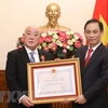 Vietnam otorga Orden de Amistad al asesor especial del primer ministro japonés