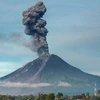 Volcán de Indonesia expulsa cenizas a cuatro kilómetros de altura