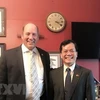 Embajador vietnamita conversa por teléfono con congresista estadounidense Ted Yoho 