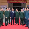 Primer Ministro congratula a soldados de la División de Defensa Aérea de Hanoi en ocasión del Tet