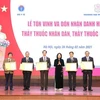 Honran a galenos destacados en el Día del Médico de Vietnam