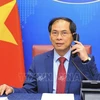 Canciller de Vietnam sostiene conversaciones telefónicas con sus homólogos de Singapur e India