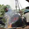 Celebran rito de fundición de tambores de bronce en saludo a elecciones parlamentarias en Vietnam 