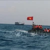 Presidente vietnamita entrega cinco mil banderas nacionales a pescadores 