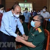 Presidente vietnamita visita a personas con méritos revolucionarios 