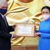 Confieren medalla conmemorativa a coordinador residente de la ONU en Vietnam