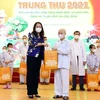 Vicepresidenta vietnamita entrega regalos en área de pediatría por Fiesta del Medio Otoño