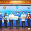 Obsequian herramientas de aprendizaje y becas para alumnos desfavorecidos en Vietnam