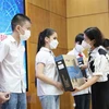 Apoyan a alumnos desfavorecidos en Vietnam con dispositivos de aprendizaje 