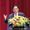 Todas las actividades diplomáticas deben beneficiar al país y el pueblo, afirma Primer Ministro vietnamita