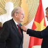 Vietnam otorga Orden de Amistad a profesor alemán