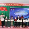 Entregan becas a alumnos con escasez económica en provincia vietnamita