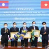 Confieren Órdenes del Trabajo de Laos a funcionarios y expertos vietnamitas