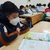 Alumnos en distritos suburbanos de Hanoi retoman el aprendizaje en línea