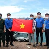 Entregan cientos de banderas nacionales a pescadores en isla vietnamita de Phu Quy