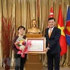 Entregan distinciones vietnamitas a exembajadora de Singapur en Vietnam