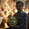 Hombre con pasión por máscaras del arte tradicional de Vietnam 