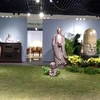 Artista vietnamita moldea estatuas de cerámica de Buda 