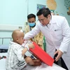 Premier vietnamita visita pacientes pediátricos con motivo del Día Internacional del Niño