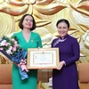 Entregan en Vietnam insignia de amistad a embajadora australiana