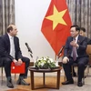 Presidente del Parlamento vietnamita recibe a representantes de algunas empresas húngaras