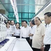Presidente vietnamita visita una fábrica de confecciones en Hai Phong