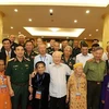 Vietnam presta atención a personas con méritos revolucionarios, afirma máximo dirigente partidista