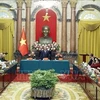 Presidente vietnamita aprecia aportes de personas con méritos revolucionarios