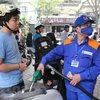 Precios de gasolina en Vietnam continúan reduciéndose