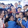 Presidente vietnamita se reúne con alumnos afectados por COVID-19 en apertura de año escolar 