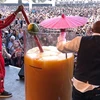 Hotel tailandés establece récord Guinness con el cóctel Negroni más grande