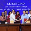 Entregan escuelas a Comité de Asuntos Étnicos de Vietnam