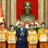 Presidente vietnamita se reúne con excelentes trabajadores de sector electricidad