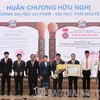 Entregan Orden de Amistad de Estado de Laos a la universidad vietnamita
