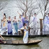 Desfile de modas de "Ao dai" al lado de lago impresiona a espectadores