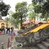 Imponentes esculturas de dragón en Palacio Kinh Thien