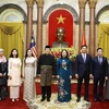 Presidenta interina vietnamita recibe a embajadores de Suiza, Malasia y Camboya