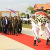 Inauguran tumba con forma de torre para soldados camboyanos 