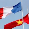 Dirigentes de Vietnam felicitan a sus homólogos franceses con motivo del 50 aniversario de nexos