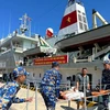 Marina vietnamita traslada a pescadores enfermos a parte continental