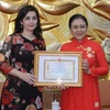 Embajadora búlgara recibe medalla de amistad de Vietnam