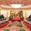 Premieres de Vietnam y China debaten orientaciones para futuras relaciones binacionales