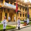 Izan bandera de ASEAN en Vietnam por 56 aniversario de su fundación