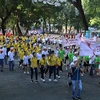 Miles personas caminan por víctimas vietnamitas del Agente Naranja