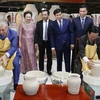 Presidentes vietnamita y kazajo visitan antigua aldea de cerámica de Chu Dau 