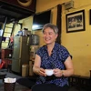 Canciller australiana disfruta café con huevo en casco antiguo de Hanoi
