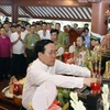 Dirigente vietnamita ofrece incienso en homenaje al Presidente Ho Chi Minh